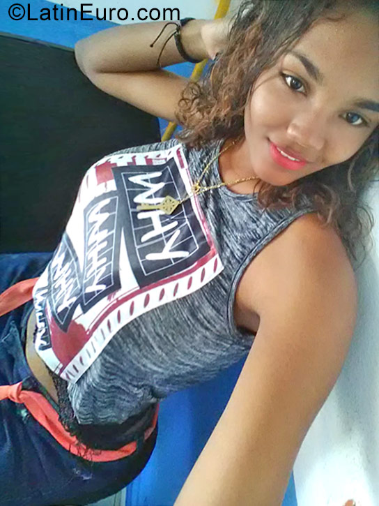 Date this hard body Dominican Republic girl Neraliza from Santiago DO32021