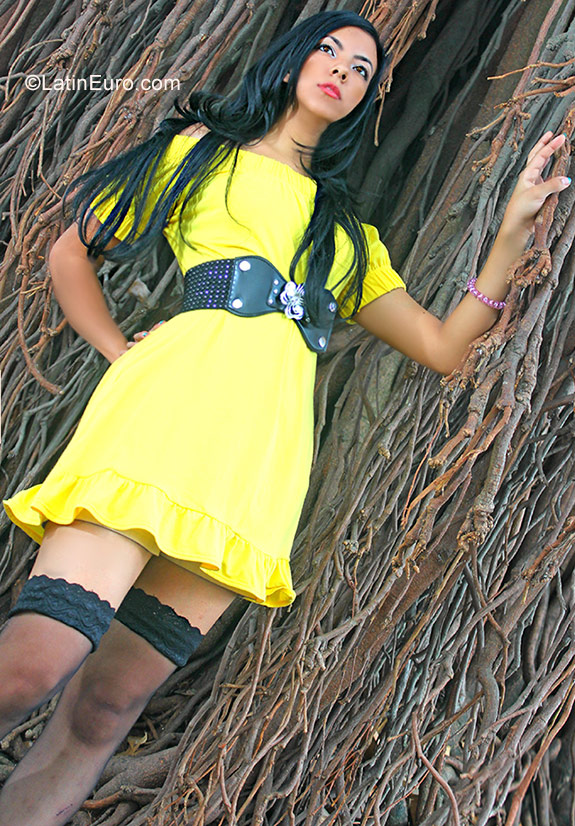 Date this happy Colombia girl Vanessa from Cali CO23646