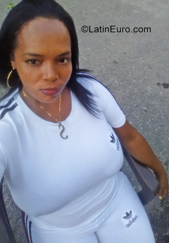 Date this young Dominican Republic girl Mari from Santo Domingo DO32035