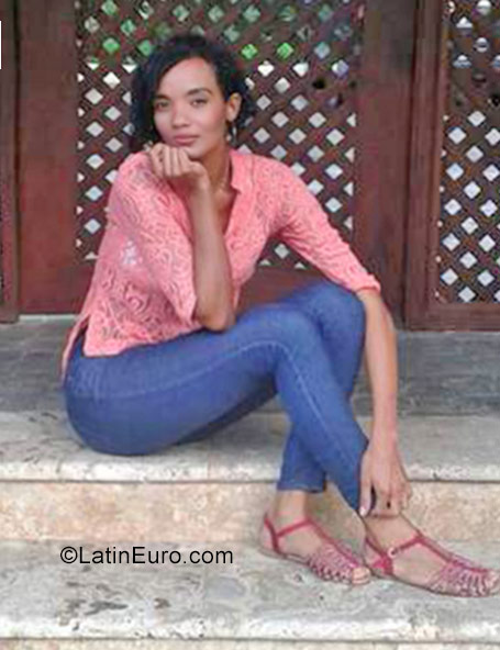 Date this sensual Dominican Republic girl Jennifer from Santo Domingo DO32107