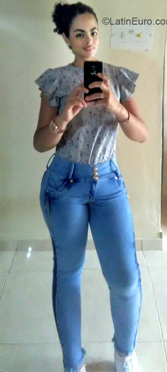 Date this beautiful Colombia girl Yesica from Medellin CO23927