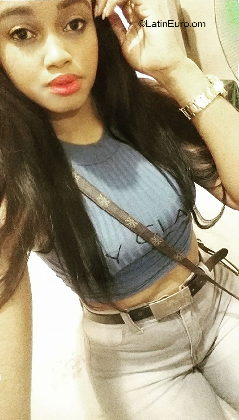 Date this happy Dominican Republic girl Nalle from Santo Domingo DO37942