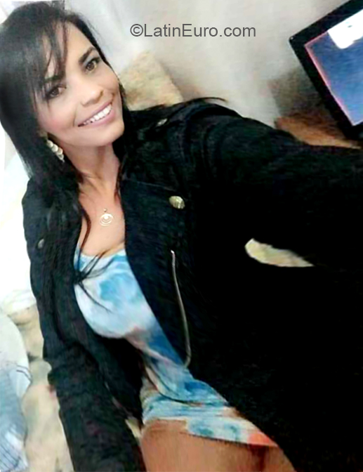 Date this happy Brazil girl DEBORA from Caraguatatuba BR10578