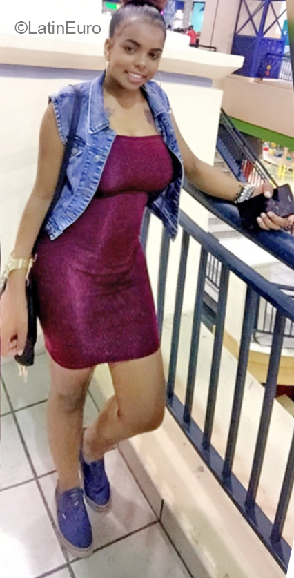 Date this delightful Dominican Republic girl Ariana from Santo Domingo DO32686