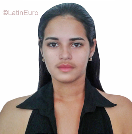 Date this tall Cuba girl Zuli from Havana CU325