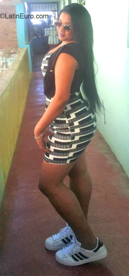 Date this attractive Dominican Republic girl Elvia from Santo Domingo DO32700