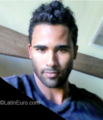 Date this young Dominican Republic man Omar from Santo Domingo DO32704