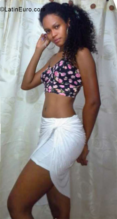 Date this foxy Colombia girl Dina from Cartagena CO24160