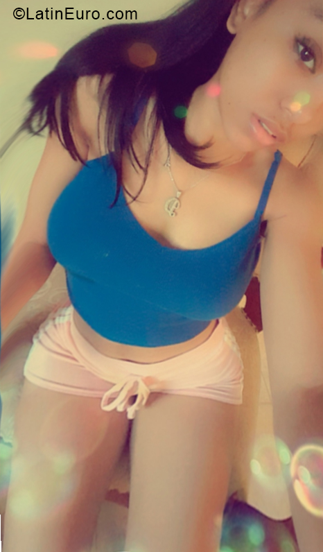 Date this voluptuous Dominican Republic girl Dariana from Santiago DO32960