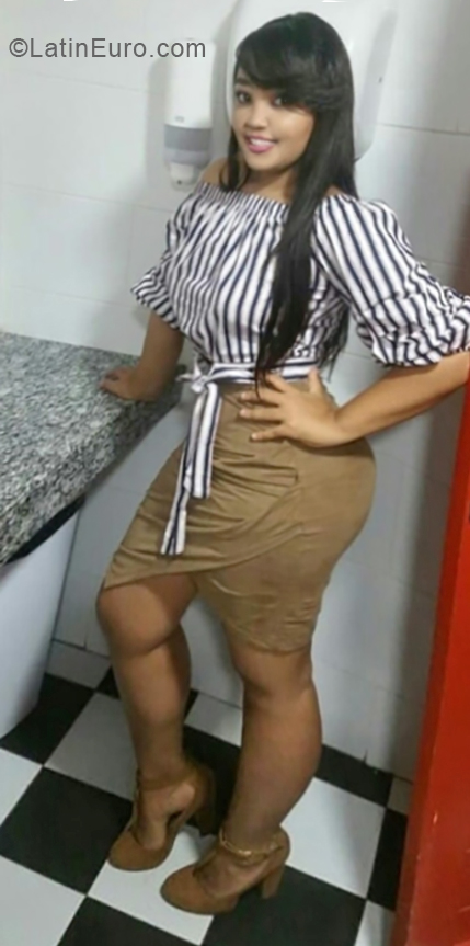 Date this young Dominican Republic girl Luz from Santo Domingo DO33190