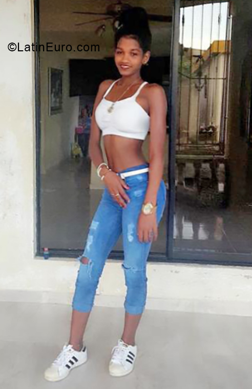Date this charming Dominican Republic girl Erika from Santiago DO33242
