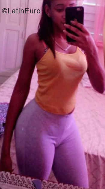 Date this athletic Dominican Republic girl Chasmil from Santiago DO33466