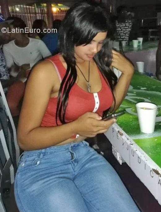 Date this sensual Dominican Republic girl Yesenia from Santiago DO33495