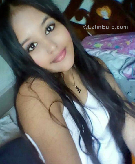 Date this foxy Venezuela girl Aria from caracas VE2035