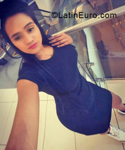 Date this foxy Dominican Republic girl Yinniska from Santo Domingo DO33661