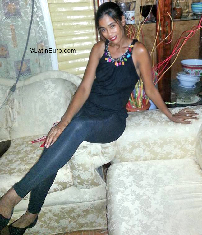 Date this cute Dominican Republic girl Elvalnia from Santo Domingo DO33877