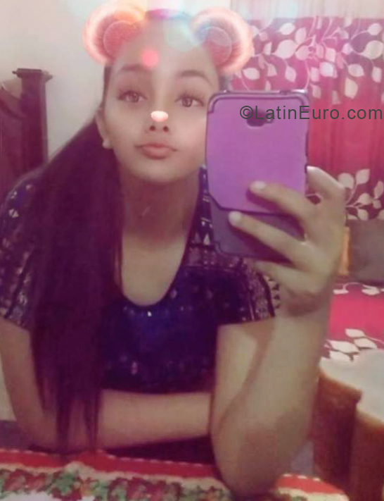 Date this happy Dominican Republic girl Zoe from San Juan DO33947