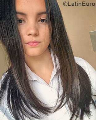 Date this attractive Dominican Republic girl Darlin from Santo Domingo DO33963