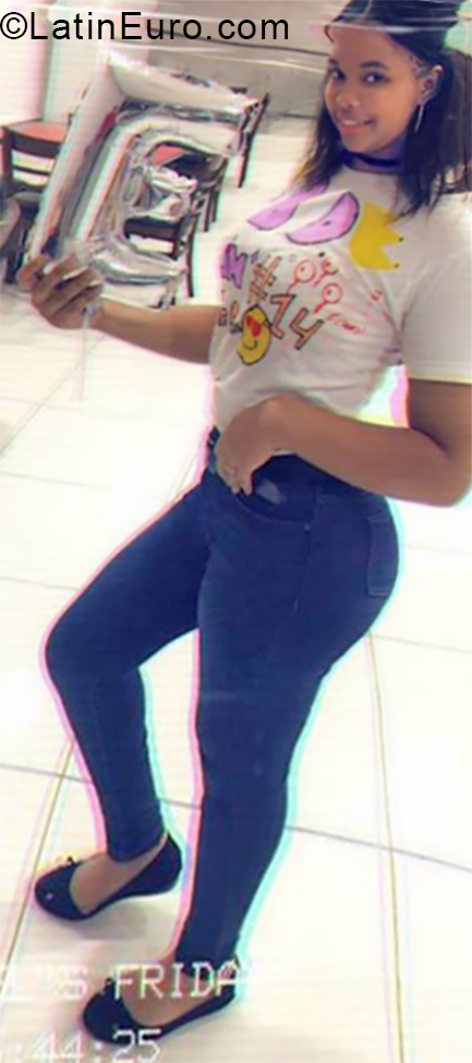 Date this sultry Dominican Republic girl Eilin from Santo Domingo DO33997