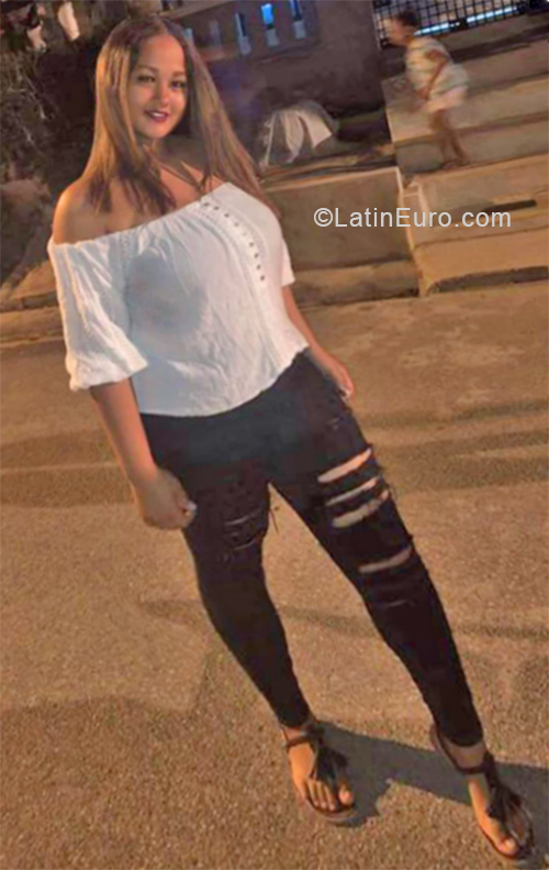 Date this voluptuous Dominican Republic girl Carolyn from Puerto Plata DO34032