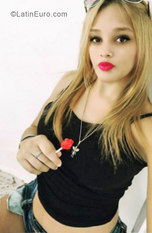 Date this hard body Dominican Republic girl Marlin from Santo Domingo DO34085