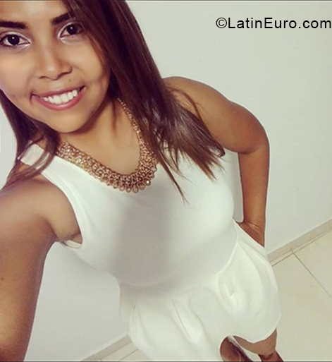 Date this beautiful Colombia girl Colombiana from Bogota CO25104