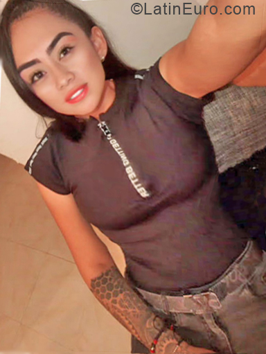 Date this lovely Colombia girl Alexa from Cali CO25148