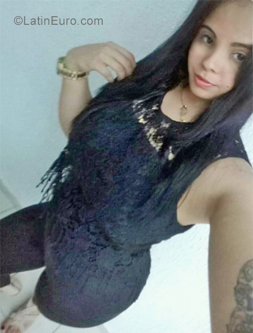 Date this foxy Venezuela girl Mia from Maracaibo VE2294