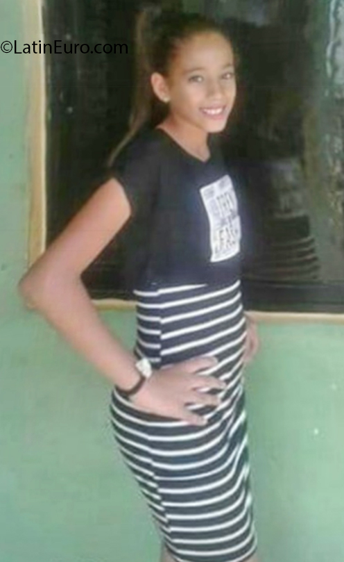 Date this young Dominican Republic girl Bella from Santo Domingo DO35193