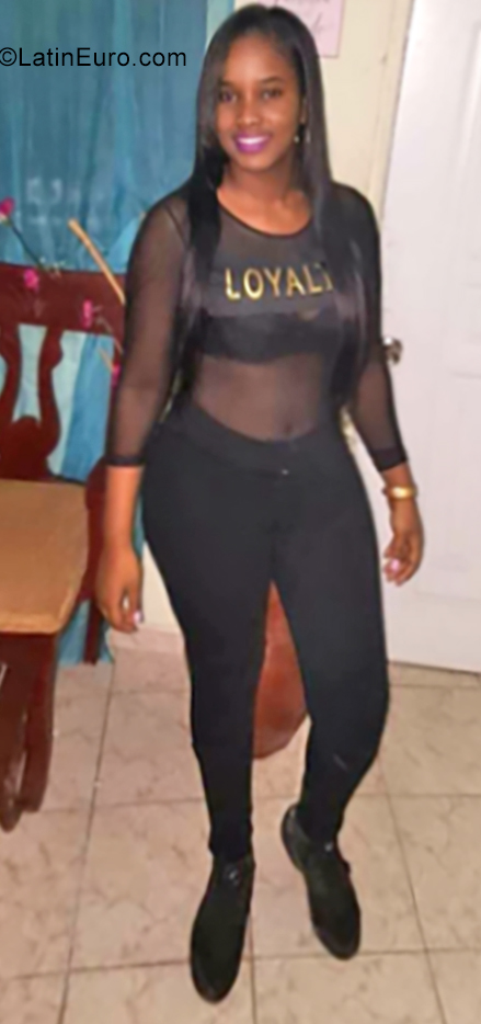 Date this sultry Dominican Republic girl Yokarie from Santo Domingo DO37285