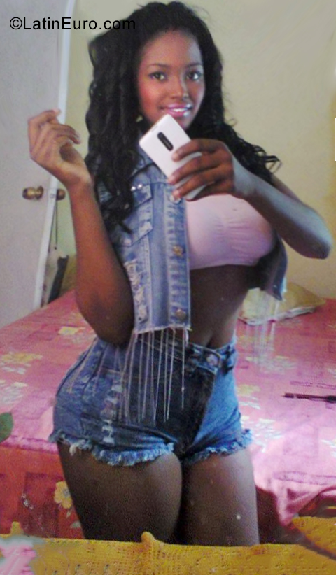 Date this hot Dominican Republic girl Coraine from Santo Domingo DO35248