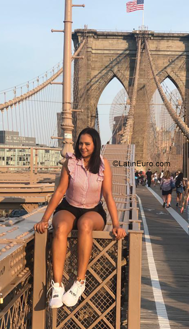 Date this stunning Colombia girl Dayana from Bogota CO25664