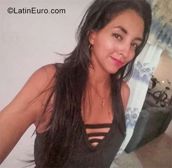 Date this attractive Colombia girl Andrea from Cali CO25674