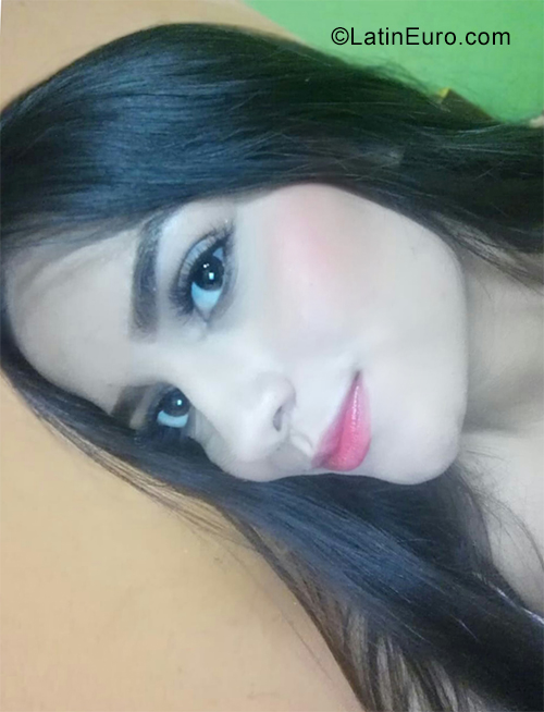 Date this voluptuous Colombia girl Andrea from Ibaque CO25760