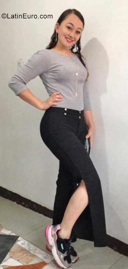 Date this foxy Colombia girl Claudia from Manizales CO25772