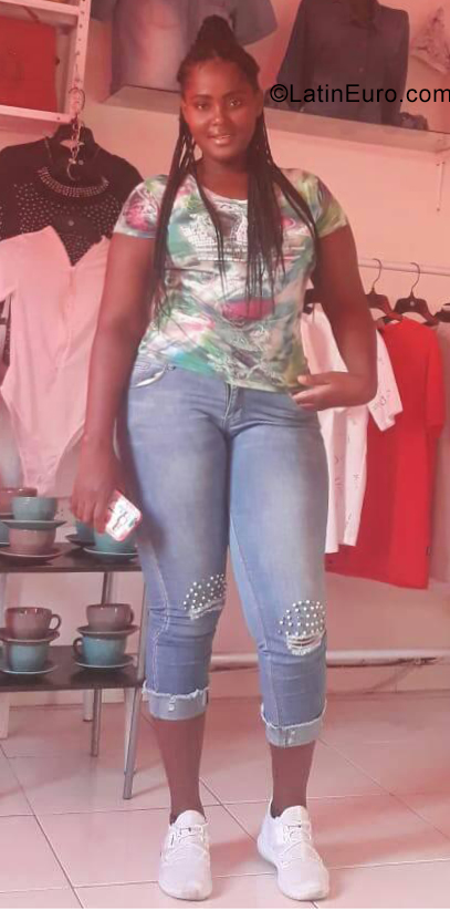 Date this voluptuous Colombia girl Maris from Cali CO25811