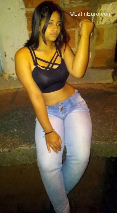 Date this nice looking Colombia girl Naly from Medellin CO25819