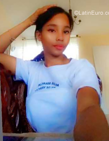 Date this charming Dominican Republic girl Gelnelyis from Santo Domingo Este DO35629