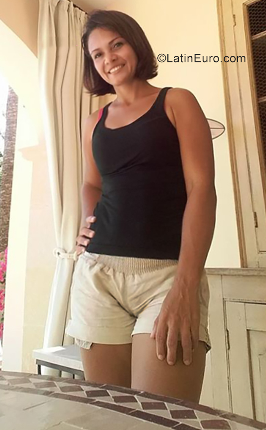 Date this nice looking Colombia girl Iremzul from Cartagena CO25869