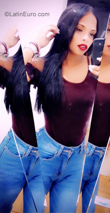 Date this pretty Dominican Republic girl Mara from Santo Domingo DO35689