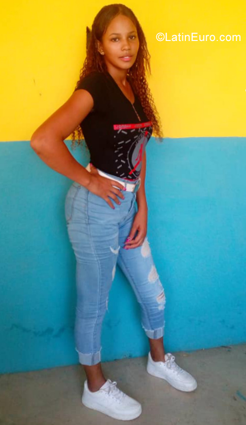 Date this good-looking Dominican Republic girl Yordana from Montecristi DO35705