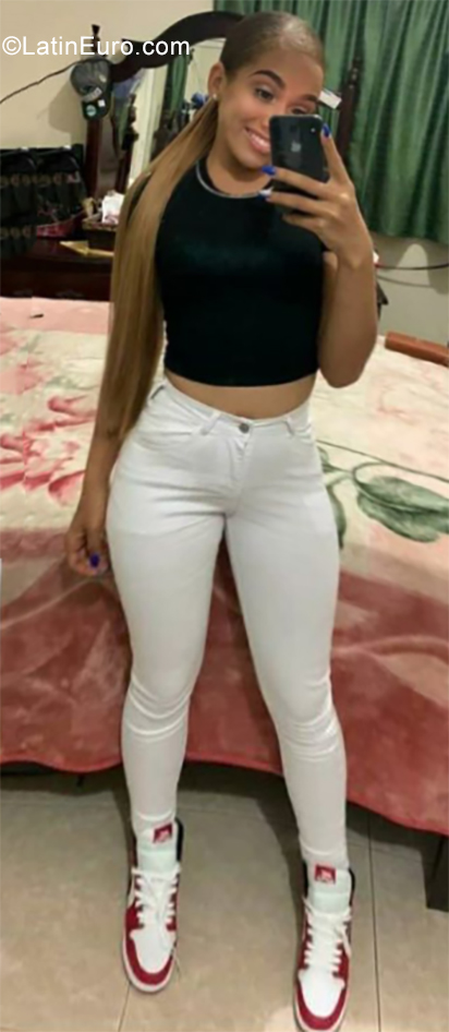 Date this hard body Dominican Republic girl Esmareth from Santiago DO35706
