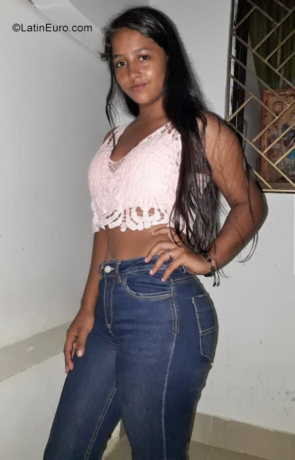 Date this happy Colombia girl Wendy from Sincelejo CO25909