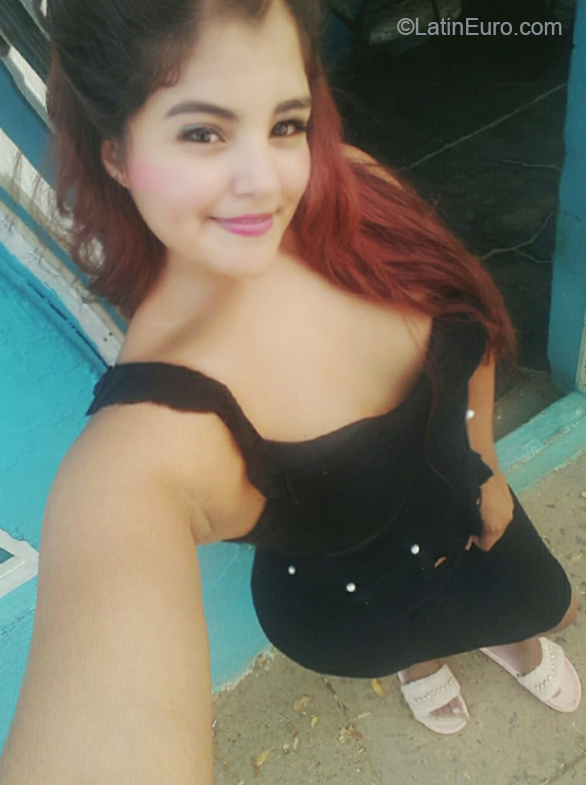 Date this charming Venezuela girl Andrea from Falcon VE2642