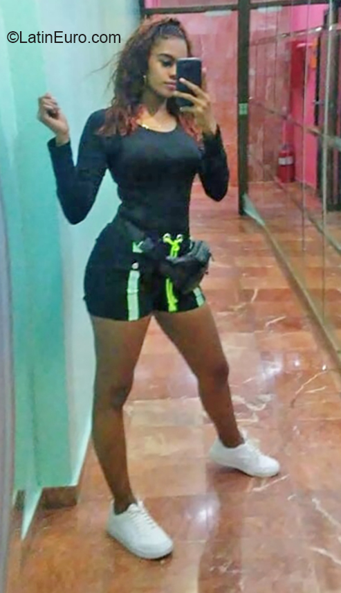 Date this attractive Dominican Republic girl Karina from Santo Domingo DO35831