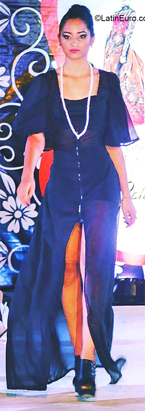 Date this beautiful Dominican Republic girl Nikaury from Mao DO35868