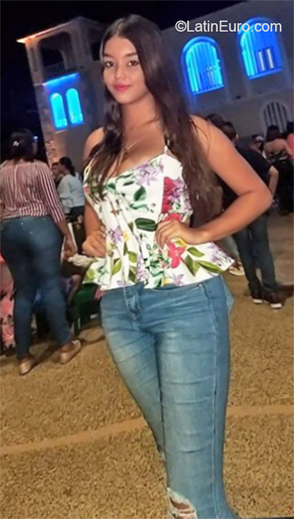 Date this voluptuous Colombia girl Marcela from Barranquilla CO25985