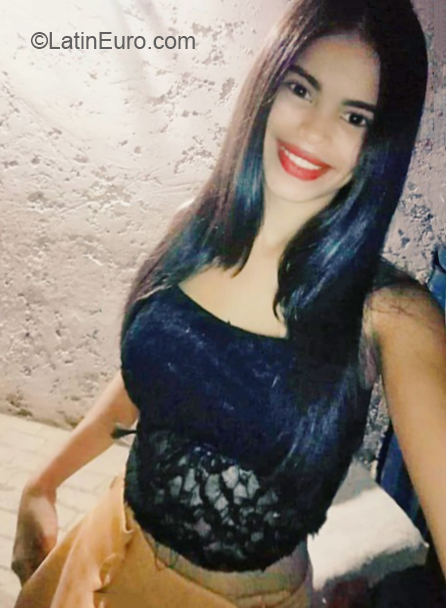 Date this fun Venezuela girl Daniely from Margarita Island VE2679