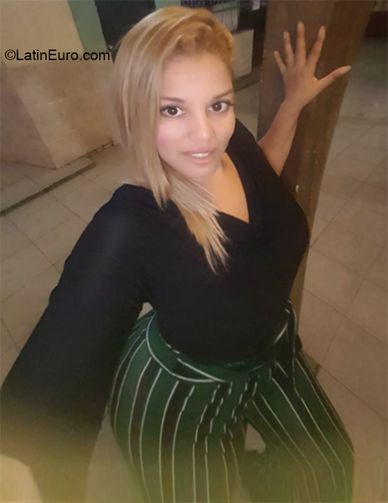 Date this charming Cuba girl Day from Havana CU591