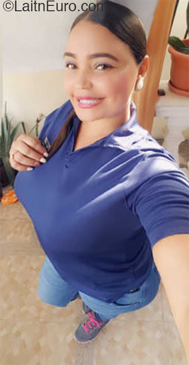 Date this voluptuous Dominican Republic girl Jennifer from Suiza DO36072